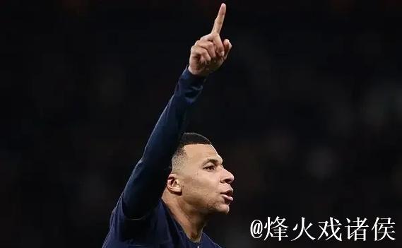 姆巴佩晒手拿全场MVP奖杯和比赛用球照片：团结