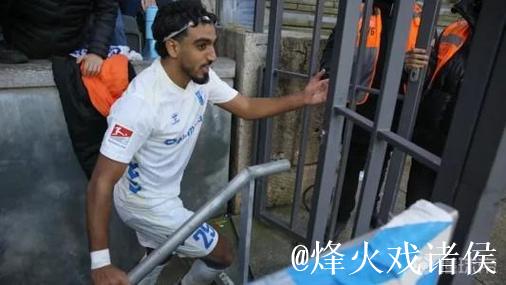 马格德堡球员庆祝进球,不幸跌入2.7米的沟中但 马格德堡球员庆祝进球,不幸跌入2.7米的沟中但